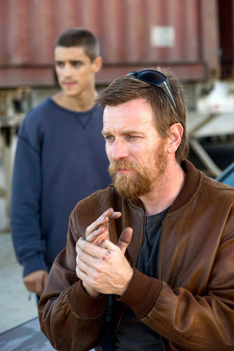 Ewan McGregor i Brenton Thwaites w filmie "Son Of A Gun" (2014)