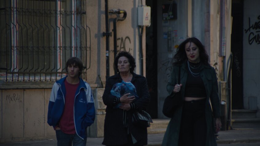 Lia, Achi i Evrim na ulicy Stambułu — kadr z filmu „Crossing”, fot. Lisabi Fridell