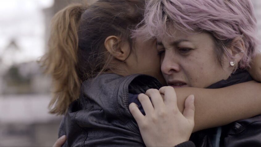 Claudia i María obejmują się — kadr z filmu Wybuchowe serce
